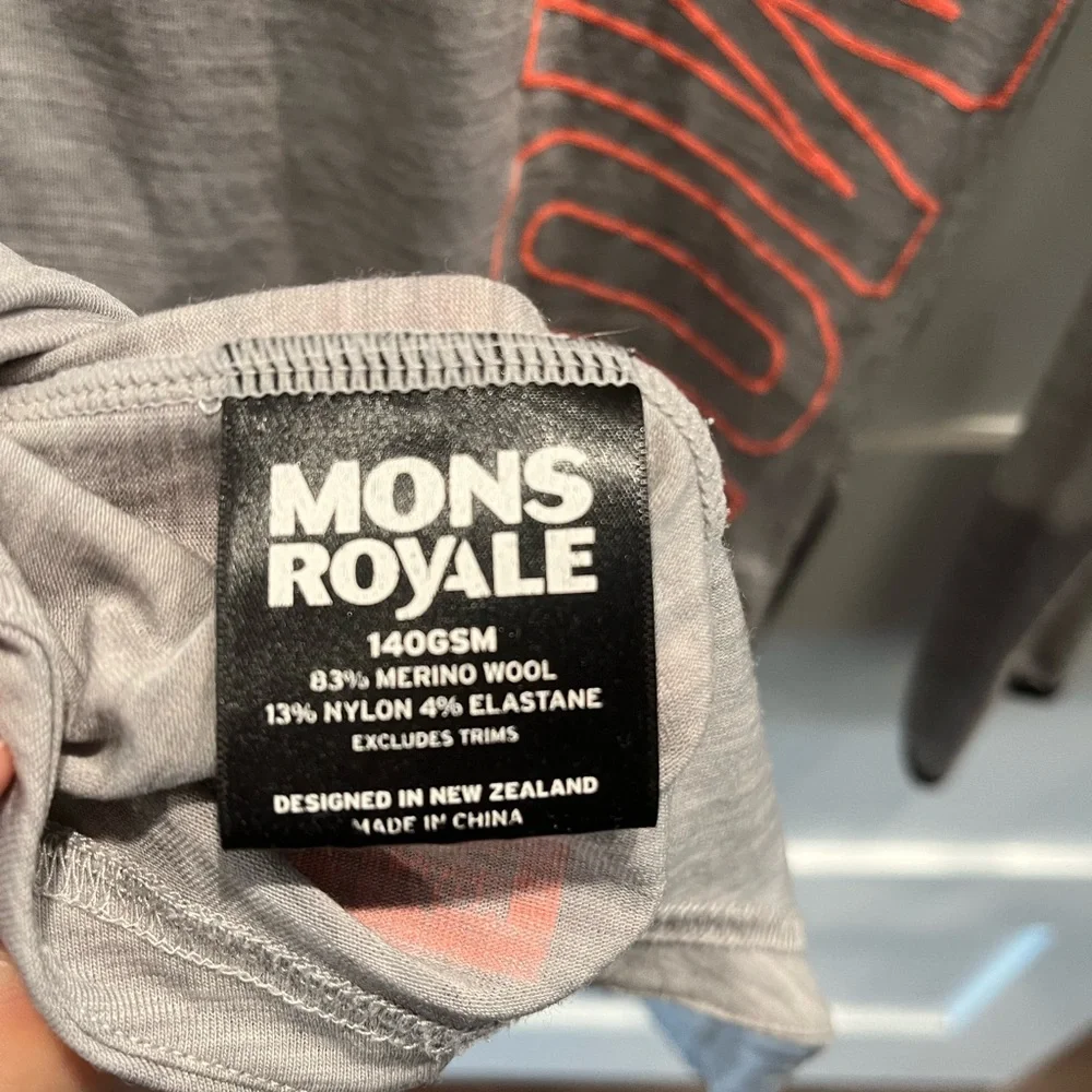 Mons Women's Gray Long Sleeve Hoodie size Large - Picture 4 of 4